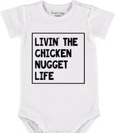 Baby Rompertje met tekst 'Living the chicken nugget life' |Korte mouw l | wit zwart | maat 50/56 | cadeau | Kraamcadeau | Kraamkado