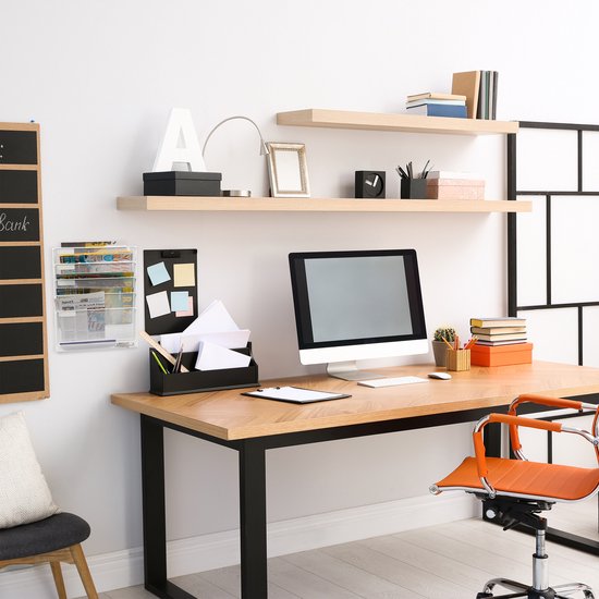 Een modern kantoor met een houten bureau, oranje bureaustoel en opbergruimte.
