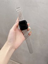 Siliconen Apple Watch Sportbandje met gaatjes en Gespsluiting - Grijs - 38/40/41 mm - Series 1 2 3 4 5 6 SE 7 - Geschikt voor Apple Watch