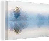 Canvas Schilderij Mist tussen bomen - 60x40 cm - Wanddecoratie