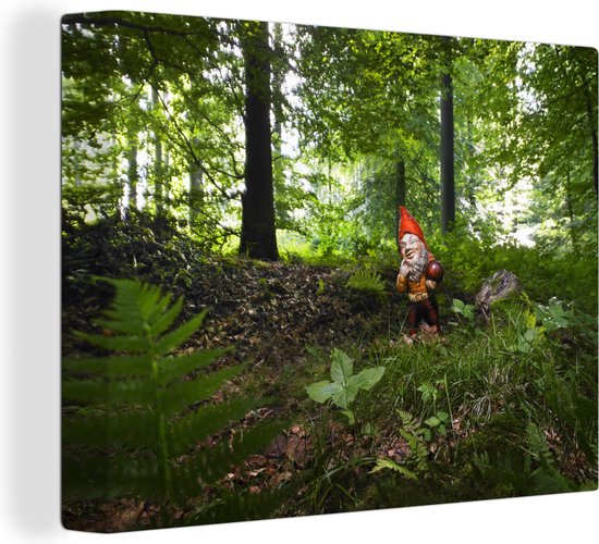 Foto: Canvas schilderij zoekende tuinkabouter in het bos 40x30 cm wanddecoratie