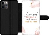 Bookcase Geschikt voor iPhone 11 Pro Max telefoonhoesje - Quotes - 'Love and kisses to the new Mrs & Mrs' - Spreuken - Marmer print - Met vakjes - Wallet case met magneetsluiting