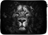 Laptophoes 13 inch - Leeuw tussen de bladeren in de jungle - zwart wit - Laptop sleeve - Binnenmaat 32x22,5 cm - Zwarte achterkant