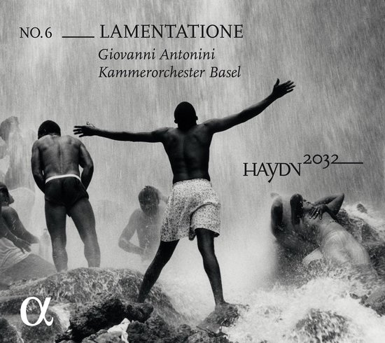 Zwart-wit foto van mensen die spelen in een waterval. Een man staat op de voorgrond met armen wijd gespreid. "HAYDN 2032" en "LAMENTATIONE" linksboven.