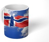 Mok - Vlag van Noorwegen met een blauwe hemel - 350 ML - Beker