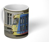Mok - Een gele met blauwe tram rijdt door de straten van Brussel - 350 ML - Beker