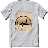 A Bad Day Fishing - Vissen T-Shirt | Beige | Grappig Verjaardag Vis Hobby Cadeau Shirt | Dames - Heren - Unisex | Tshirt Hengelsport Kleding Kado - Licht Grijs - Gemaleerd - L