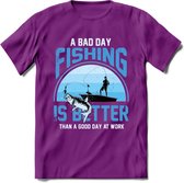 A Bad Day Fishing - Vissen T-Shirt | Blauw | Grappig Verjaardag Vis Hobby Cadeau Shirt | Dames - Heren - Unisex | Tshirt Hengelsport Kleding Kado - Paars - M