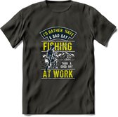 A bad Day Fishing - Vissen T-Shirt | Lime | Grappig Verjaardag Vis Hobby Cadeau Shirt | Dames - Heren - Unisex | Tshirt Hengelsport Kleding Kado - Donker Grijs - M