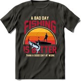 A Bad Day Fishing - Vissen T-Shirt | Grappig Verjaardag Vis Hobby Cadeau Shirt | Dames - Heren - Unisex | Tshirt Hengelsport Kleding Kado - Donker Grijs - L