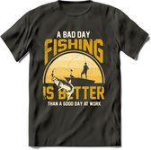 A Bad Day Fishing - Vissen T-Shirt | Geel | Grappig Verjaardag Vis Hobby Cadeau Shirt | Dames - Heren - Unisex | Tshirt Hengelsport Kleding Kado - Donker Grijs - XXL