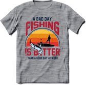 A Bad Day Fishing - Vissen T-Shirt | Grappig Verjaardag Vis Hobby Cadeau Shirt | Dames - Heren - Unisex | Tshirt Hengelsport Kleding Kado - Donker Grijs - Gemaleerd - XXL