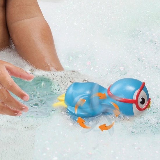 Blauwe opwindbare pinguïn met rode duikbril zwemt door bubbelbad, oranje pijlen geven de draaiende beweging aan.