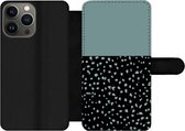 Bookcase Geschikt voor iPhone 13 Pro Max telefoonhoesje - Stippen - Groen - Zwart - Met vakjes - Wallet case met magneetsluiting