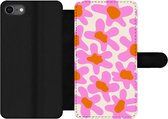 Bookcase Geschikt voor iPhone SE 2020 telefoonhoesje - Bloem - Roze - Patronen - Met vakjes - Wallet case met magneetsluiting - Verjaardag cadeau tiener