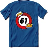 61 Jaar Hoera Verkeersbord T-Shirt | Grappig Verjaardag Cadeau | Dames - Heren | - Donker Blauw - 3XL