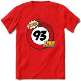 93 Jaar Hoera Verkeersbord T-Shirt | Grappig Verjaardag Cadeau | Dames - Heren | - Rood - M