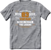 83 Jaar Legend T-Shirt | Goud - Wit | Grappig Verjaardag en Feest Cadeau Shirt | Dames - Heren - Unisex | Tshirt Kleding Kado | - Donker Grijs - Gemaleerd - L