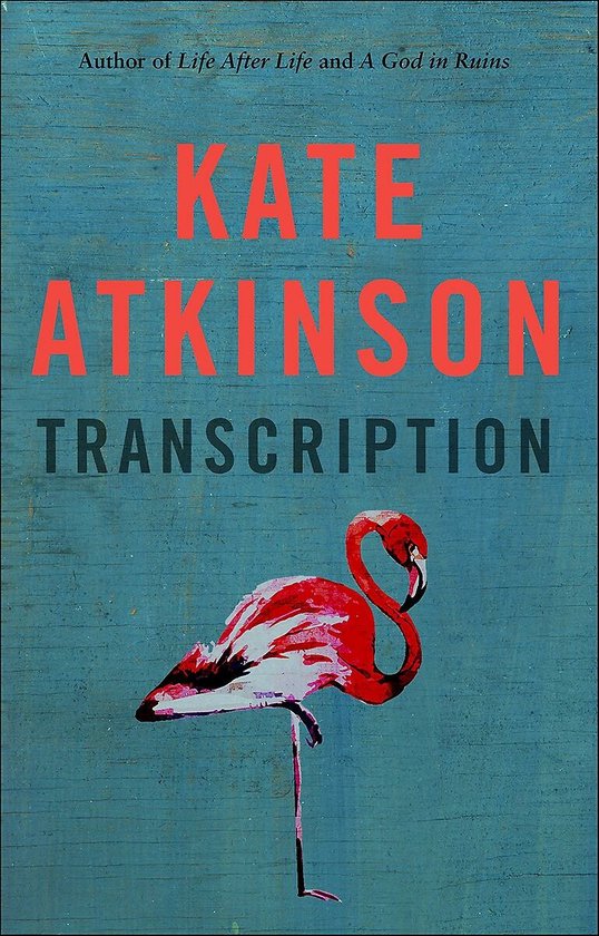 Boekomslag met rode letters KATE ATKINSON TRANSCRIPTION op een blauwe achtergrond met een roze flamingo.