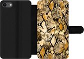 Telefoonhoesje Geschikt voor iPhone 8 telefoonhoesje - Dierenprint - Slang - Goud - Zwart - Met vakjes - Wallet case met magneetsluiting