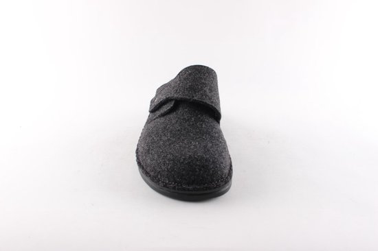 Vooraanzicht van een donkere antracietgrijze vilten slipper met klittenbandsluiting.