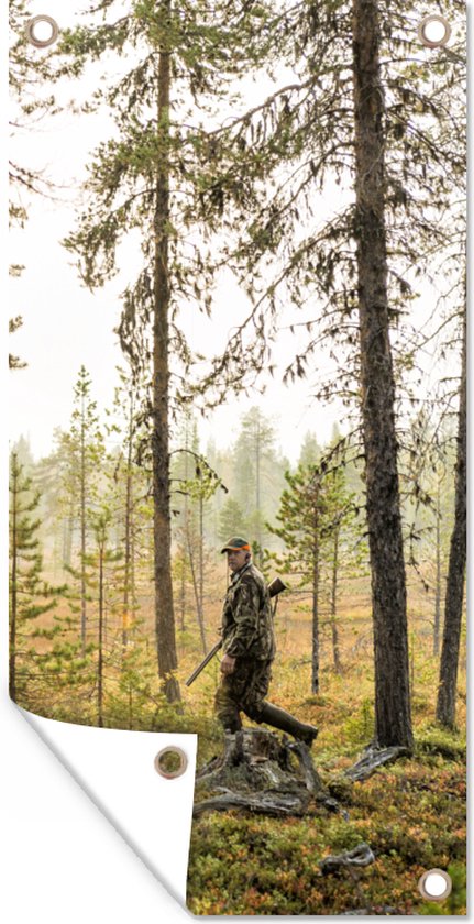 Wanddecoratie buiten Een man is op jacht in het bos - 80x160 cm - Tuindoek - Buitenposter