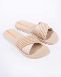 Lichtbruine Ipanema slippers met gevlochten band en oranje logo op de zool.