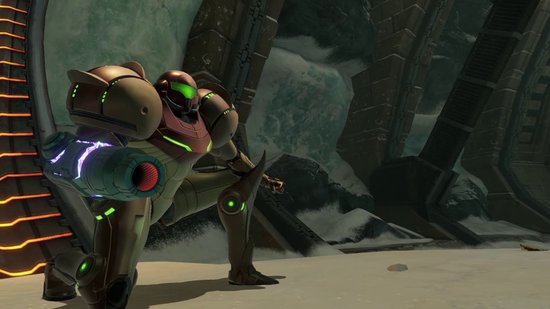 Samus in een bruin en rood pak met groene accenten, met een kanon op haar arm, in een besneeuwde omgeving.