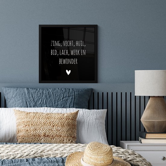 Affiche avec cadre Citation néerlandaise : 'Chantez, combattez, pleurez, priez, riez, travaillez et admirez' sur fond noir - 40x40 cm