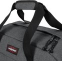 Detail van een donkergrijze Eastpak reistas met handvatten en ritsen.