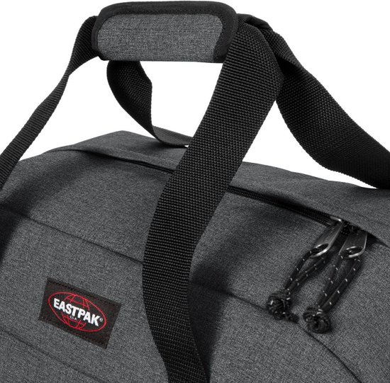 Detail van een donkergrijze Eastpak reistas met handvatten en ritsen.