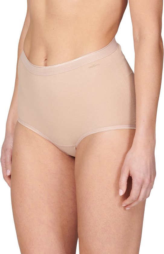 Beige damesbroekjes met hoge taille, gedragen door een model.