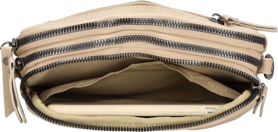 Open beige leren crossbody tas die de drie compartimenten met ritssluiting toont, een telefoon past in een compartiment.