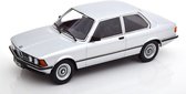Het 1:18 Diecast-model van de BMW 323i E21 uit 1978 in zilver. De fabrikant van het schaalmodel is KK Scale. Dit model is alleen online verkrijgbaar