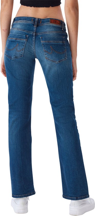 Gedetailleerde achterkant van een blauwe bootcut jeans met kenmerkende LTB-stiksels op de achterzakken.