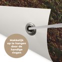 Detail van een tuinposter met een oogje en tekst 'Makkelijk op te hangen door de handige ringen'.