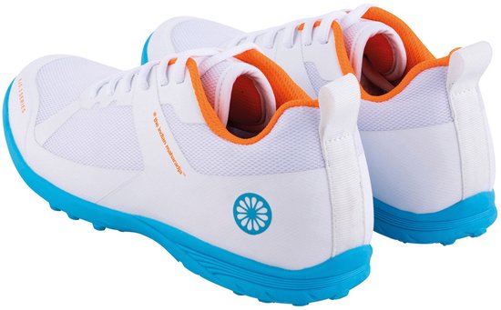Witte hockey-indoorschoenen met oranje voering en blauwe zool, tekst 'the Indian Maharadja'.