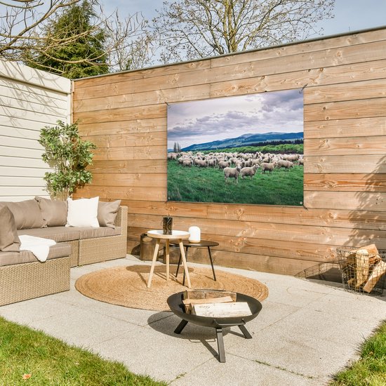Tuinposter 120x80 cm - Tuindecoratie Schapen - Natuur - Gras - Poster voor in de tuin - Buiten decoratie - Schutting tuinschilderij - Tuindoek muurdecoratie - Wanddecoratie balkondoek
