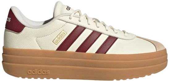 Crème Adidas sneaker met bordeauxrode strepen, beige neusstuk en gum-kleurige plateauzool.