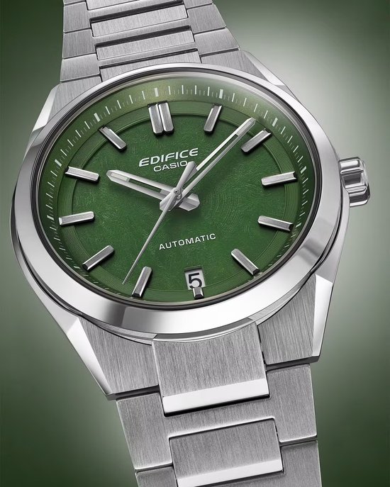 Zilverkleurig Edifice horloge met opvallende groene wijzerplaat en datumvenster.