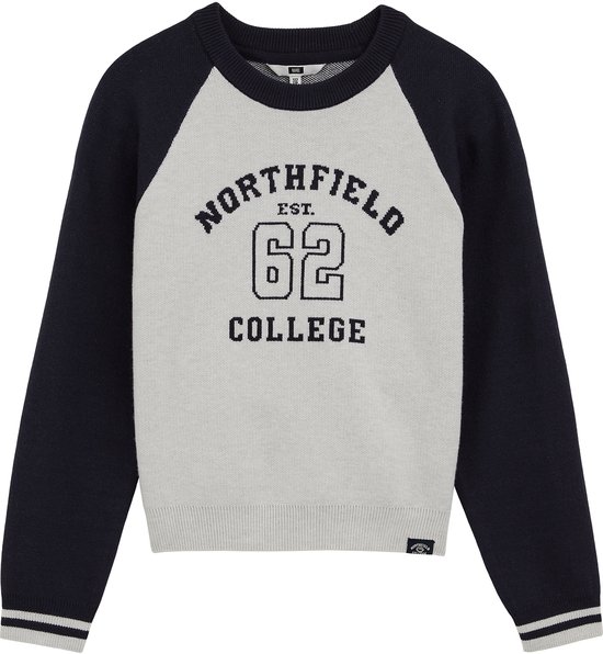 Lichtgrijze trui met donkerblauwe raglanmouwen, "Northfield 62 College" print en gestreepte boorden.