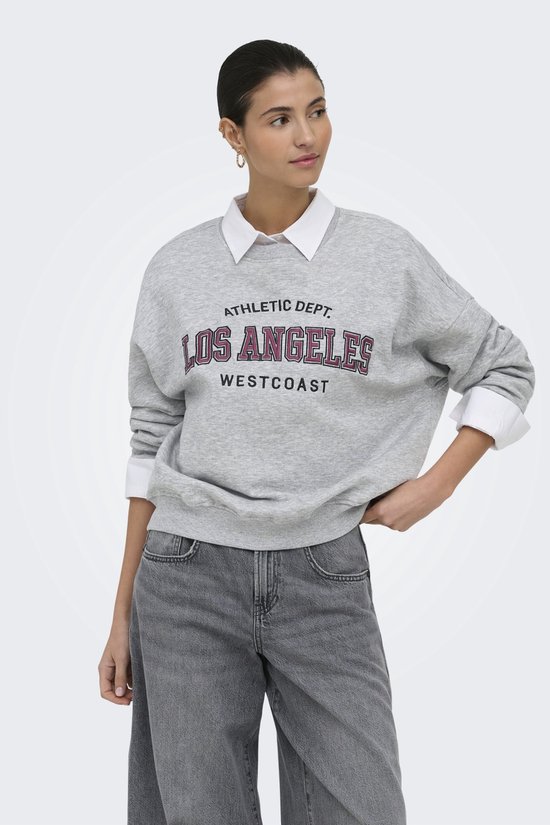 Model draagt grijze sweater met "ATHLETIC DEPT. LOS ANGELES WESTCOAST" print en jeans.