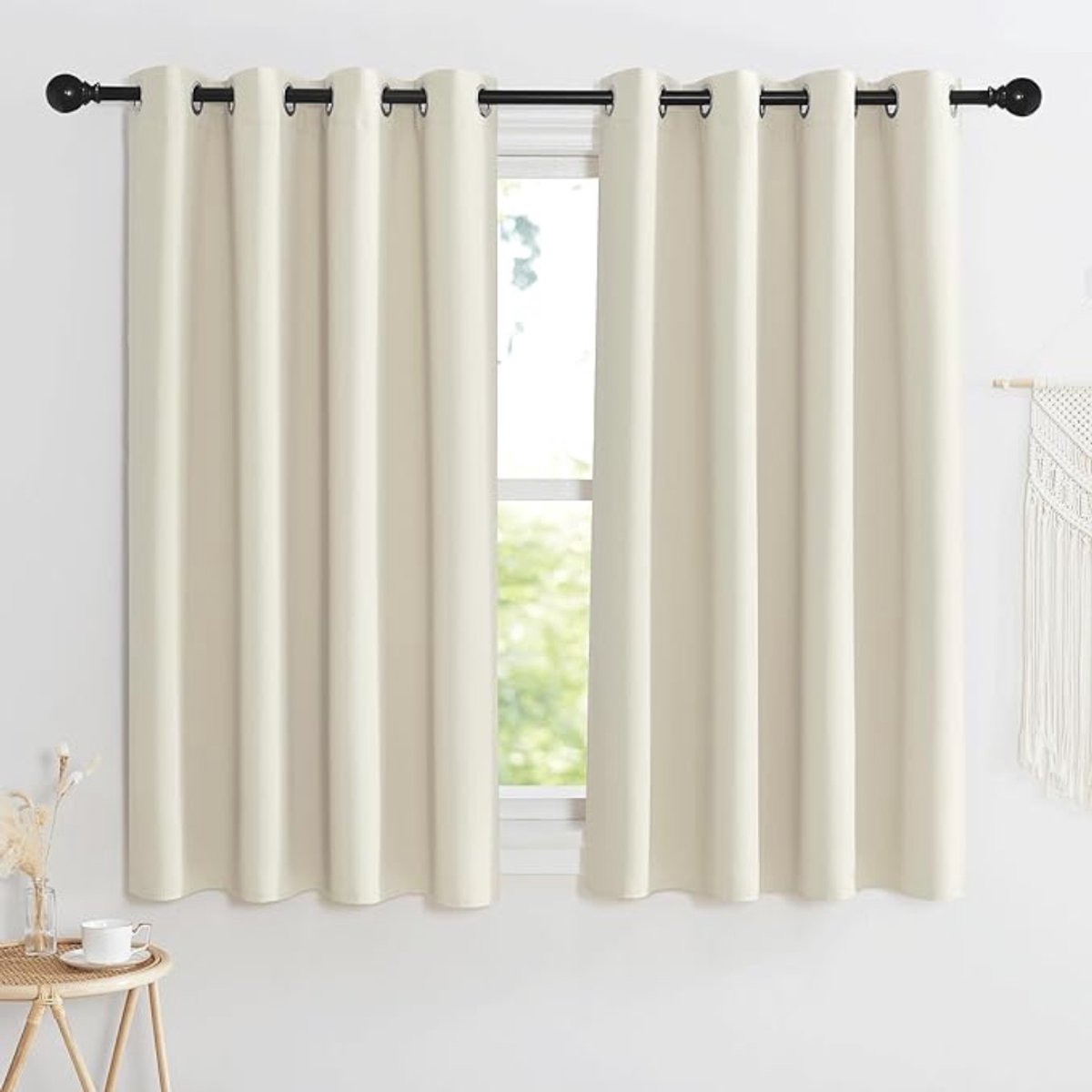 Verte Gordijnen Kant en Klaar met Haakjes - Gordijnen Klaar - Kort - Verduisteringsgordijnen met Lussen - Warmte- en Koude-Isolerend - Geschikt voor de Woonkamer - Slaapkamer - 2 Panelen - Lichtbeige