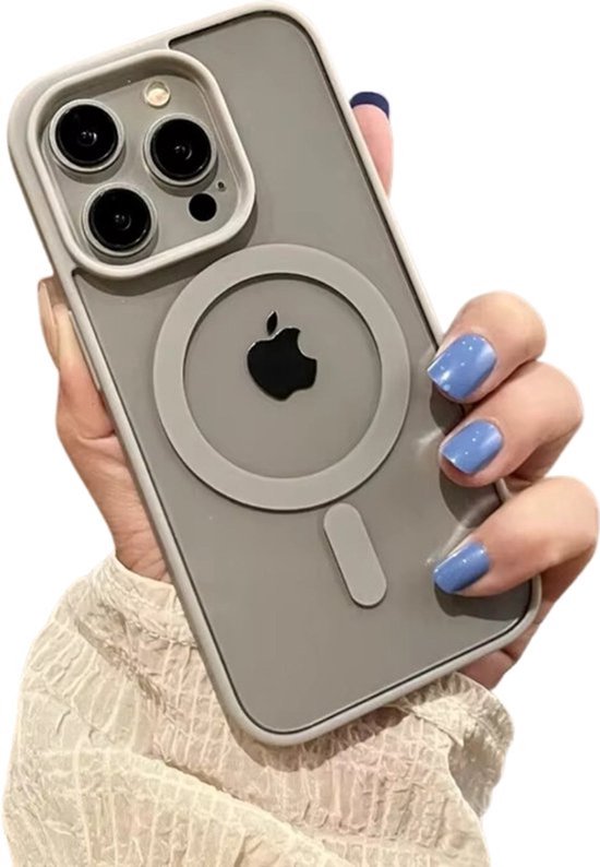 Grijze hoes voor iPhone 14 Pro Max, met MagSafe ring en Apple logo, vastgehouden door een hand met blauwe nagels.