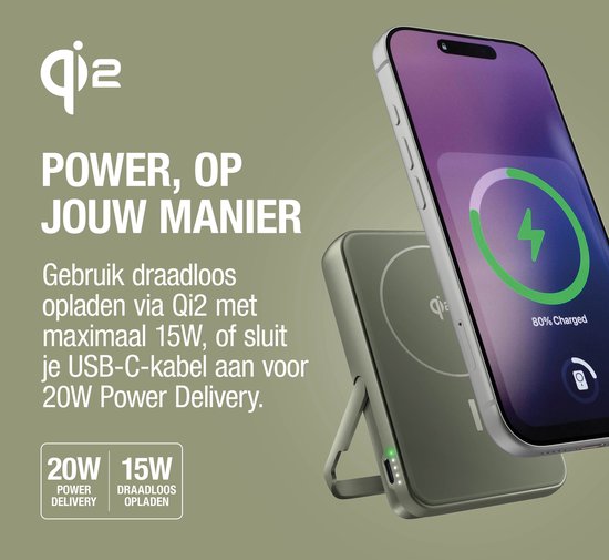 Een telefoon laadt draadloos op met een groene powerbank met Qi2-logo. De powerbank staat op zijn ingebouwde standaard.