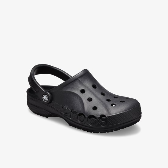 Zwarte Crocs klomp, zijaanzicht met draagband en perforaties.