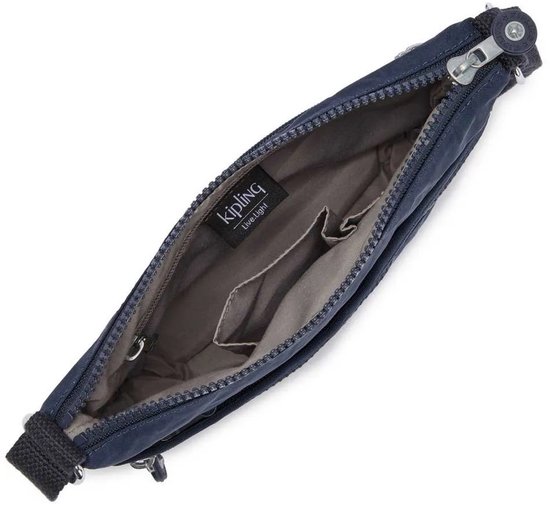 Binnenzijde van een donkerblauwe Kipling schoudertas met twee open vakken en een Kipling 'Live Light' label.