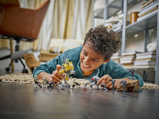 Garçon jouant avec le LEGO Star Wars 75431 Battle Pack avec des Clone Troopers jaunes et blancs.