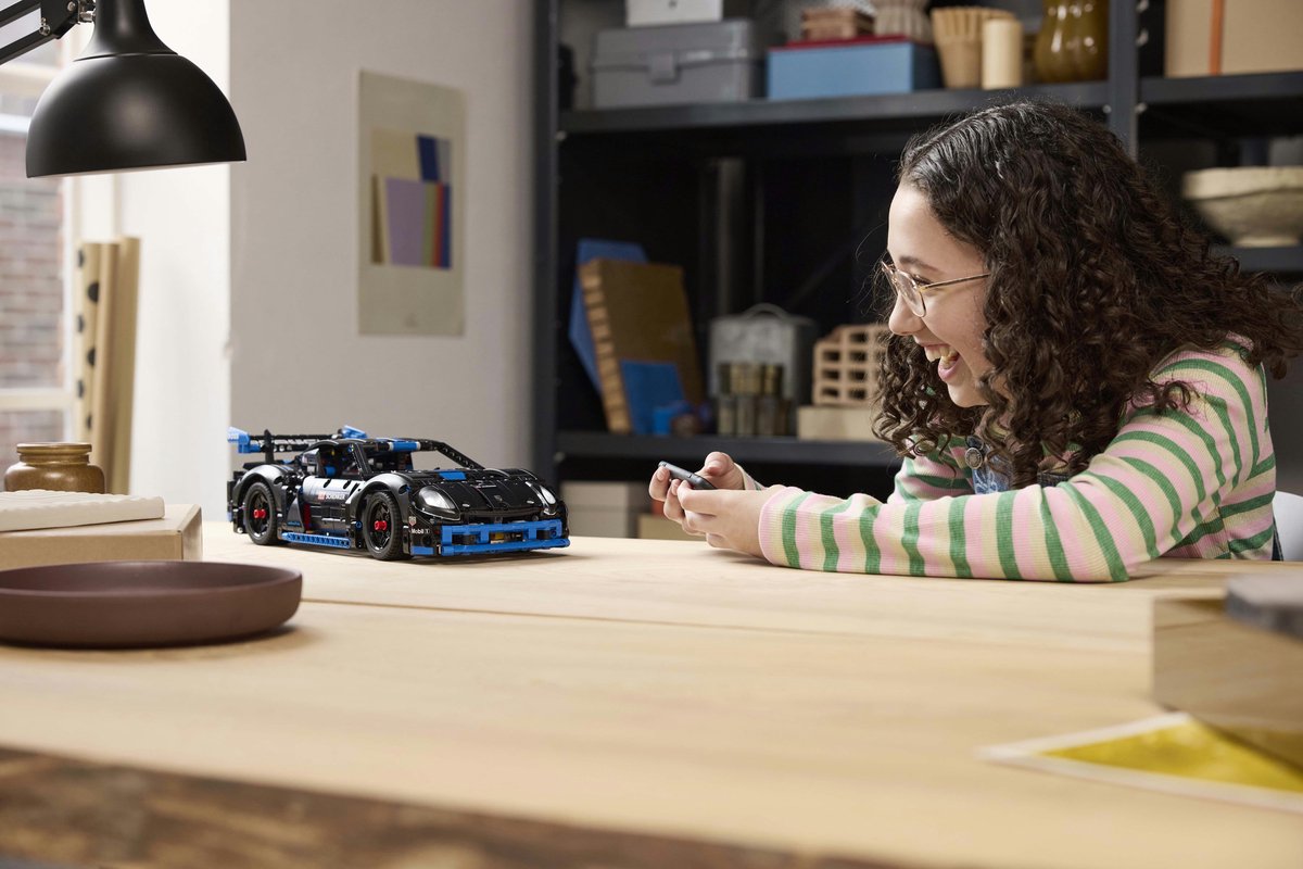 LEGO Technic Porsche GT4 e-Performance racewagen 42176 — afbeelding 4