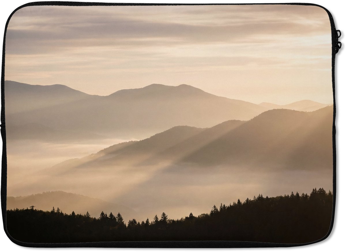 Laptophoes 13 inch - Bergen - Mist - Zonnestralen - Laptop sleeve - Binnenmaat 32x22,5 cm - Zwarte achterkant
